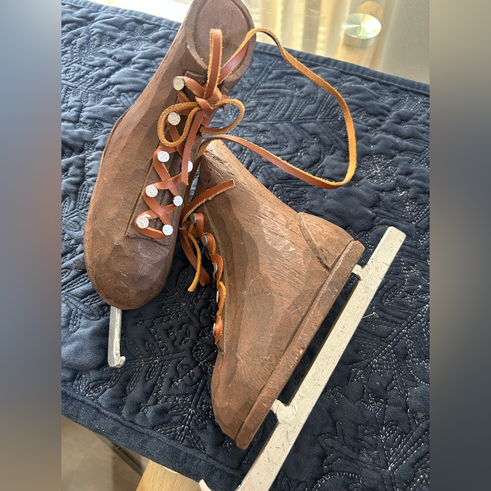 WOOD RUSTIC DISTRESSED Christmas ICE SKATES W/ Raw Hide Ties Holiday Wall Decor - Picture 2 of 9